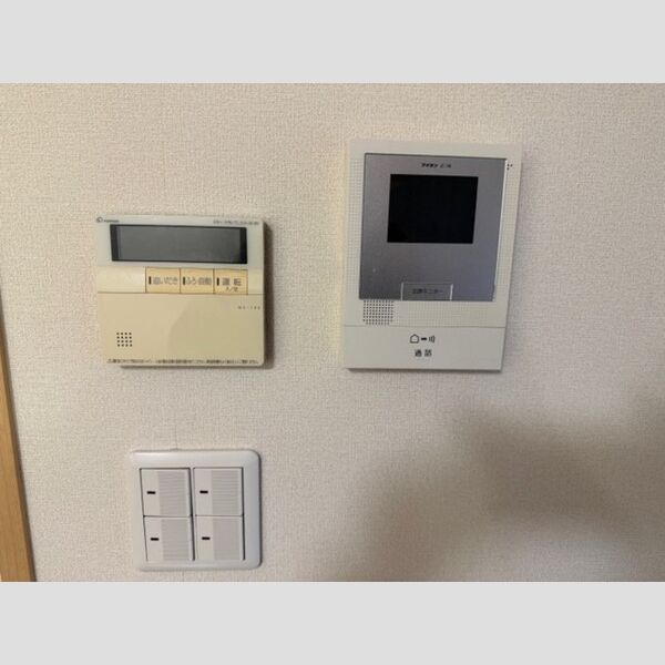 その他設備 (モニタ付インターホン、給湯リモコン)