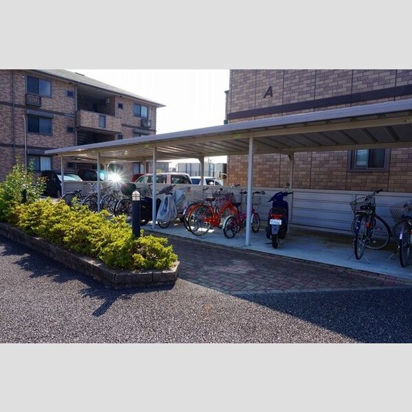 現地周辺 (駐輪場)