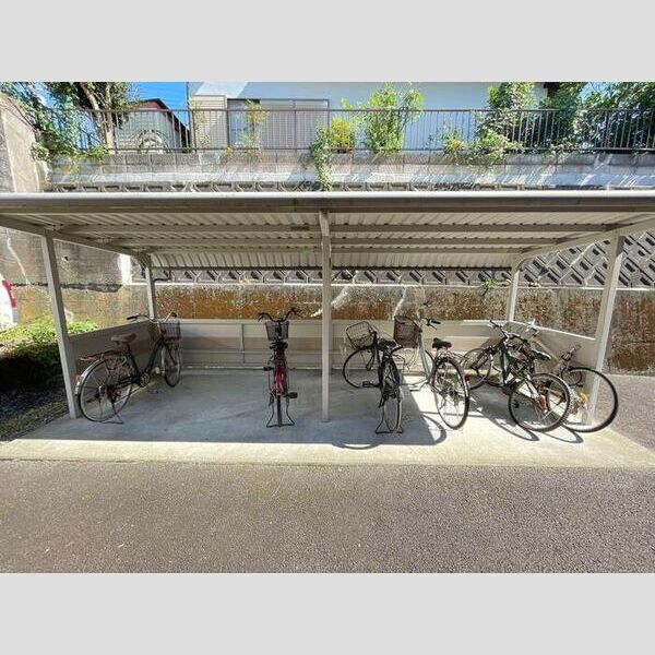 現地周辺 (駐輪場)