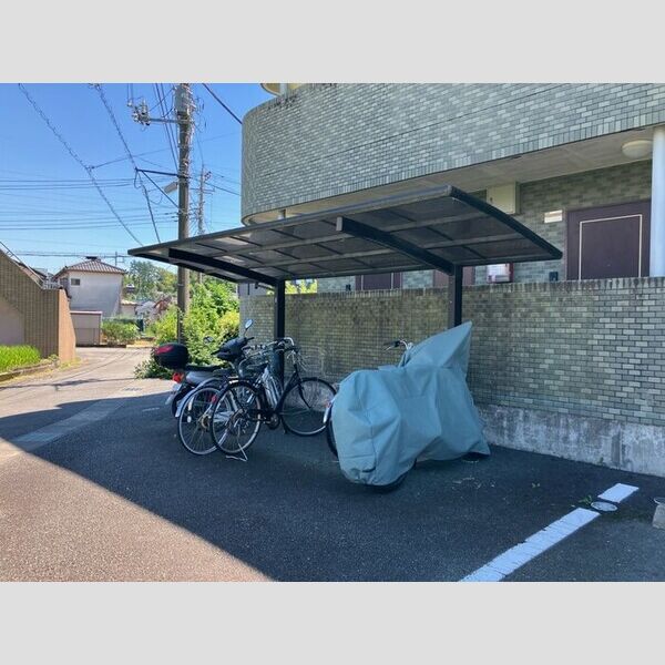 現地周辺 (駐輪場)