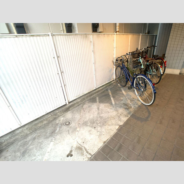 現地周辺 (駐輪場)