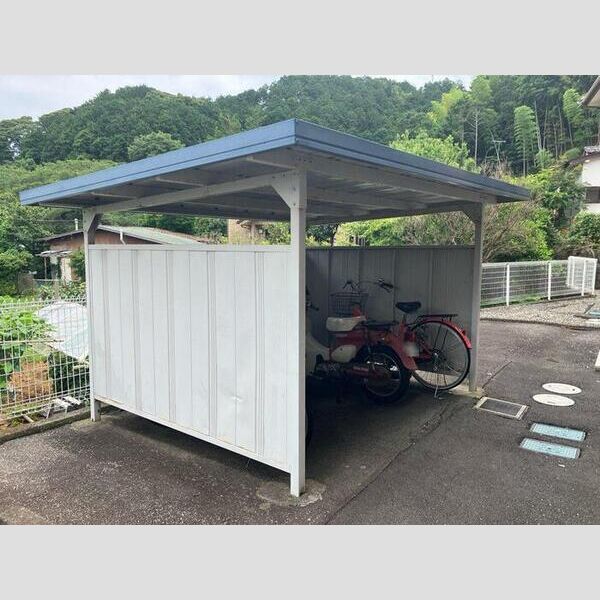 現地周辺 (駐輪場)