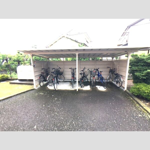 現地周辺 (駐輪場)