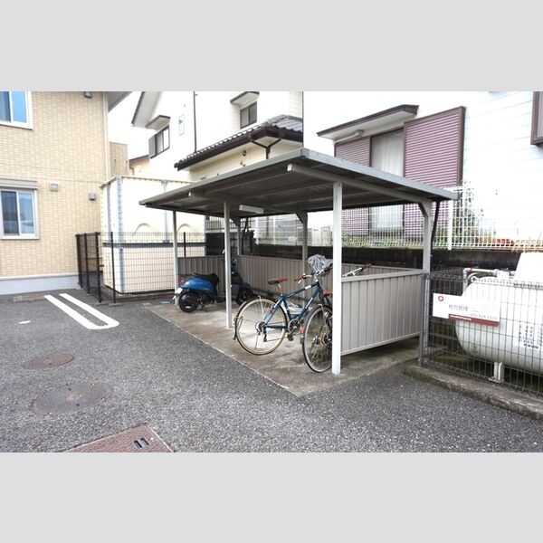 現地周辺 (駐輪場)