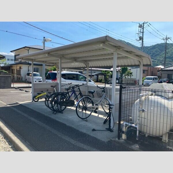 現地周辺 (駐輪場)