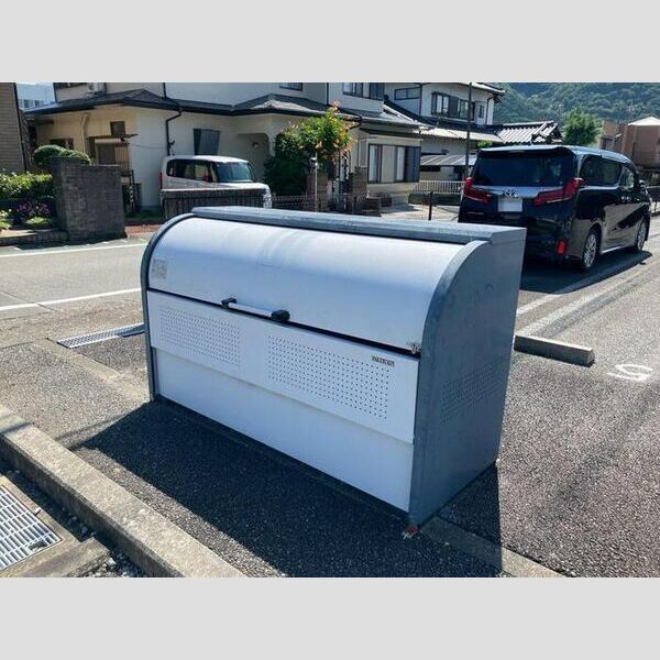現地周辺 (ゴミボックス)