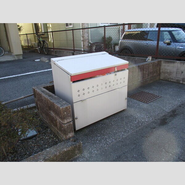 現地周辺 (ゴミボックス)
