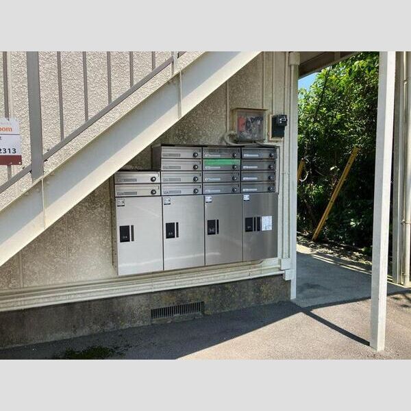 現地周辺 (集合ポストと宅配ボックス)