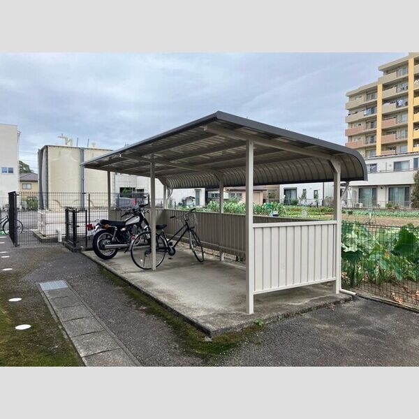 現地周辺 (駐輪場)