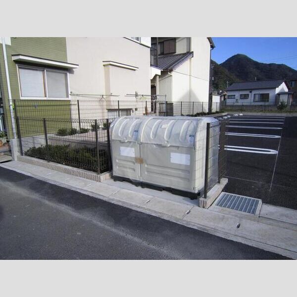 現地周辺 (ゴミボックス)