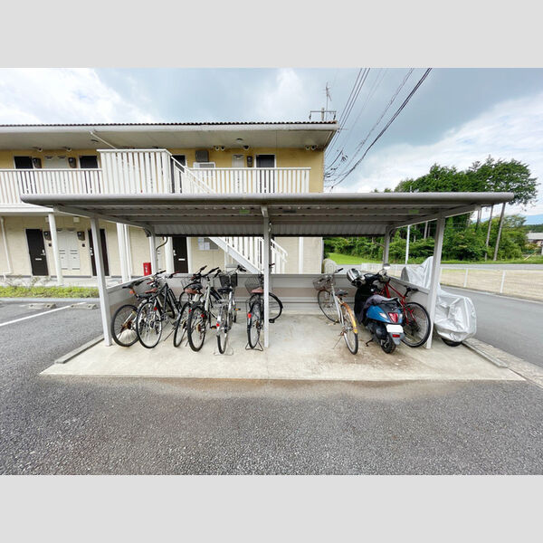 現地周辺 (駐輪場)