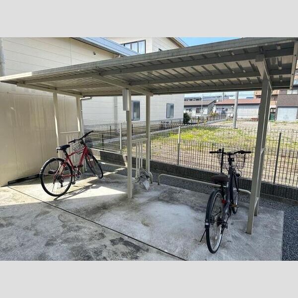 現地周辺 (駐輪場)