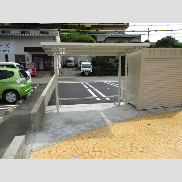 現地周辺 (駐輪場)