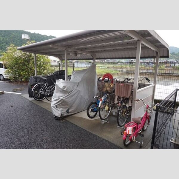 現地周辺 (駐輪場)