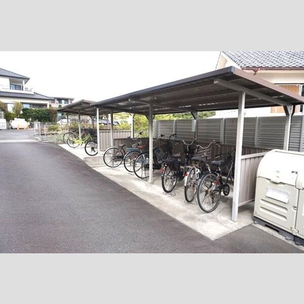 現地周辺 (駐輪場)