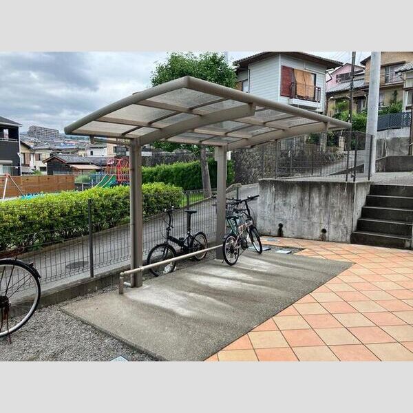 現地周辺 (駐輪場)
