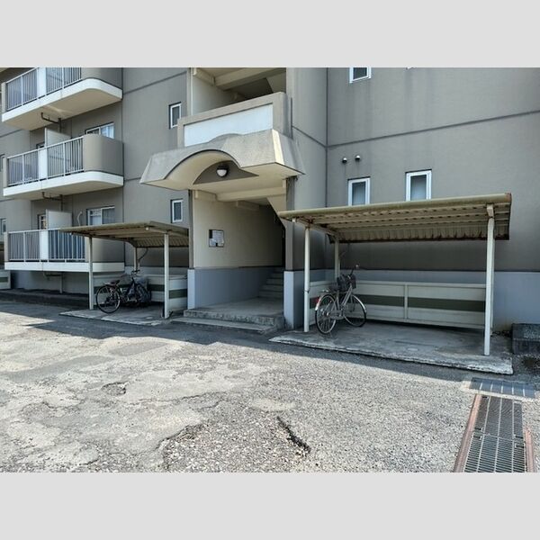 現地周辺 (駐輪場)