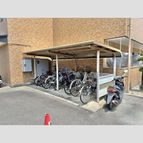 現地周辺 (駐輪場)