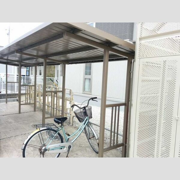 現地周辺 (駐輪場)