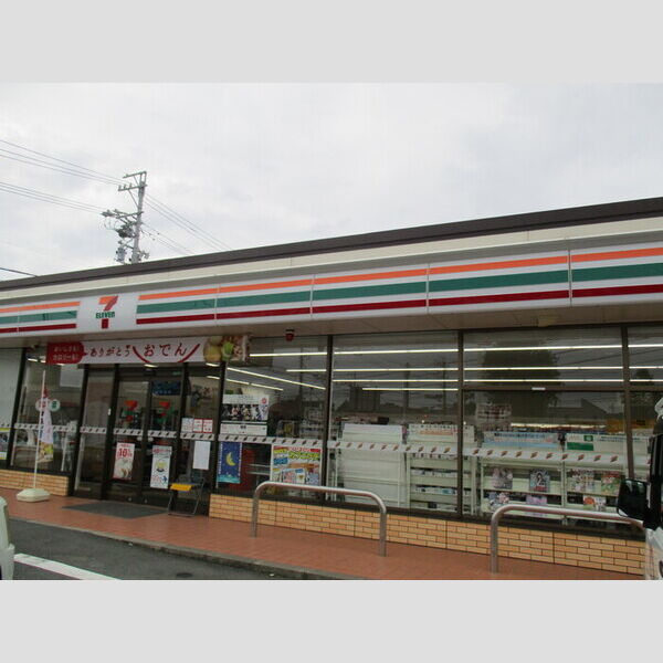 現地周辺 (コンビニ車で1分)