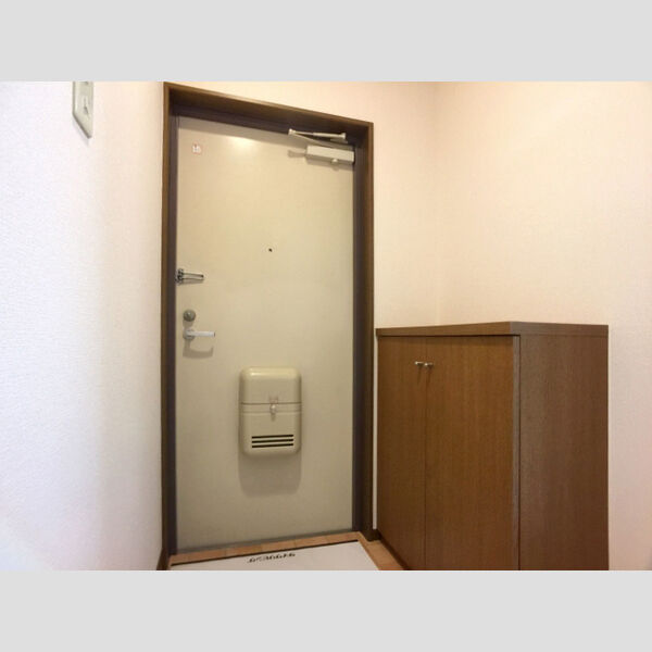 玄関 (B棟101号室　玄関)
