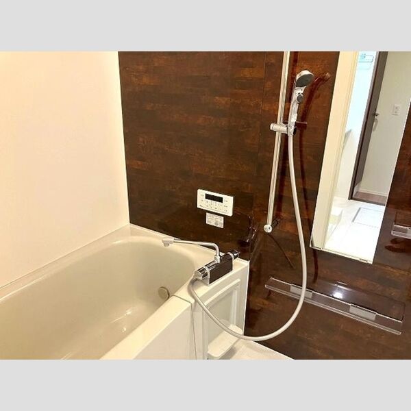 バス (浴室(追い焚き給湯、浴室換気乾燥機付き))