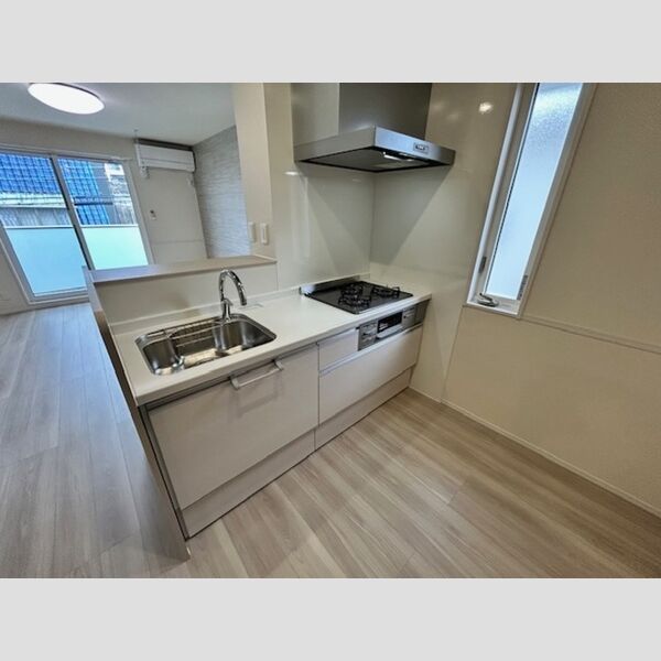 キッチン (対面式システムキッチン　三口コンロ付き)