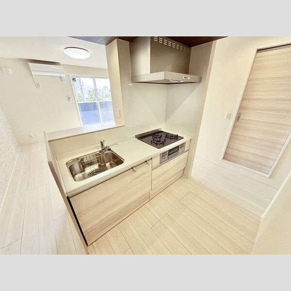 キッチン (対面式システムキッチン 三口コンロ付き)