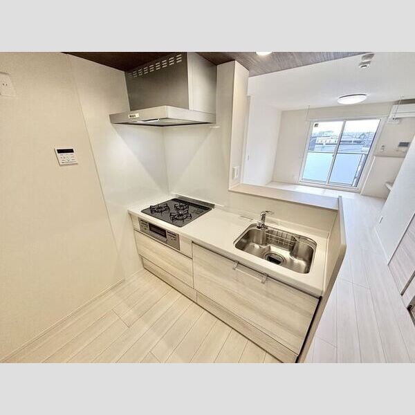 キッチン (対面式システムキッチン 三口コンロ付き)