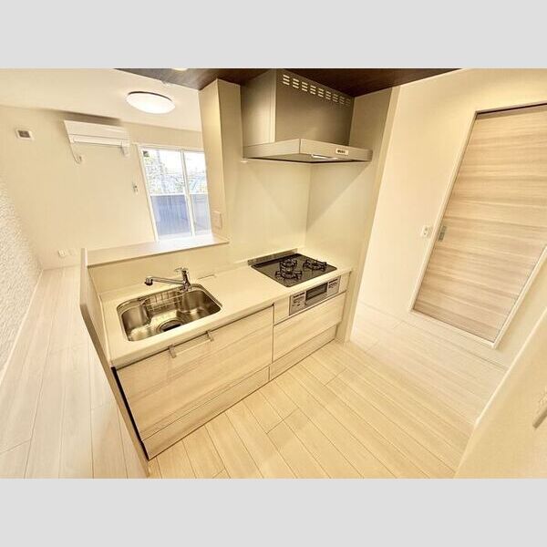 キッチン (対面式システムキッチン　三口コンロ付き)