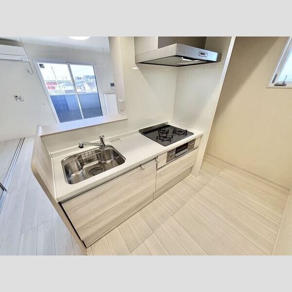 キッチン (対面式システムキッチン 三口コンロ付き)