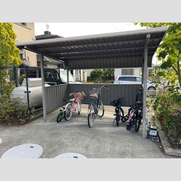 現地周辺 (駐輪場)