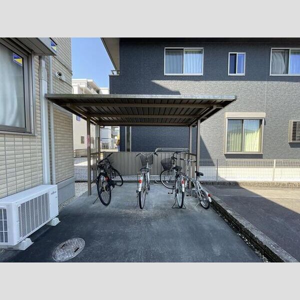 現地周辺 (駐輪場)
