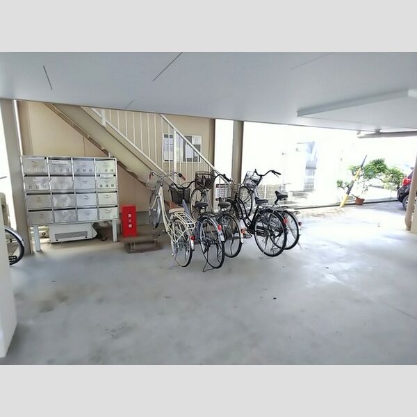 現地周辺 (駐輪場)