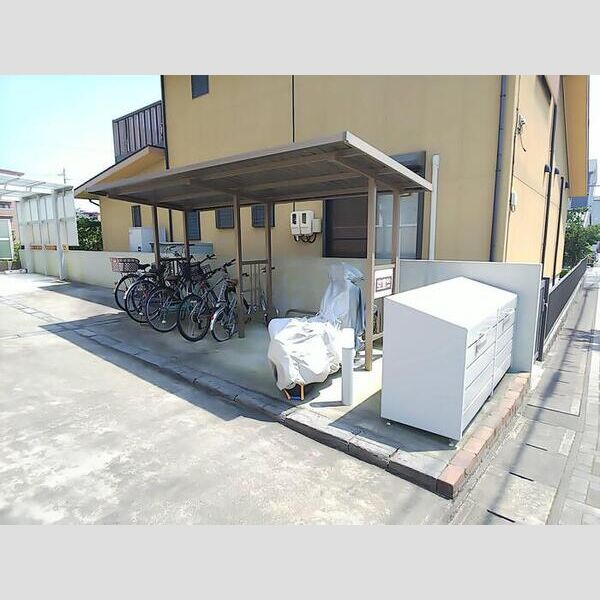 現地周辺 (駐輪場)