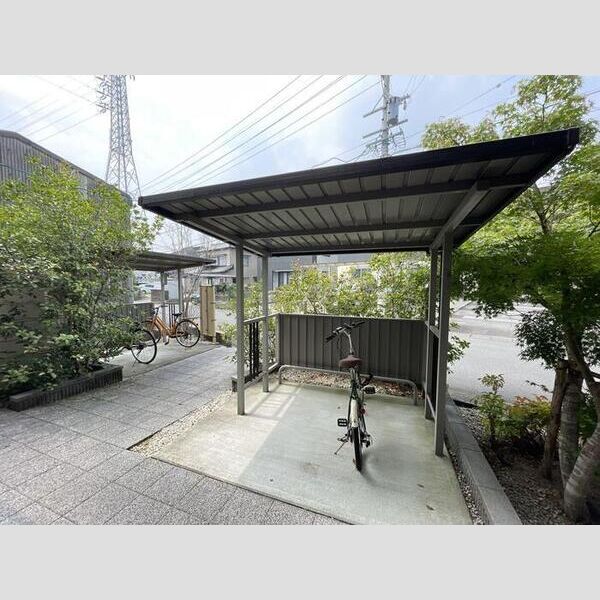 現地周辺 (駐輪場)