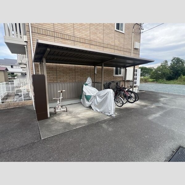 現地周辺 (駐輪場)