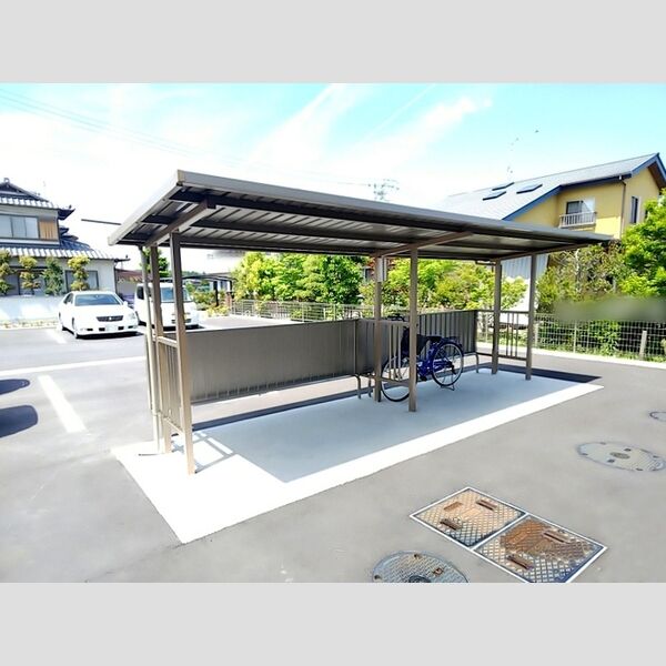 現地周辺 (駐輪場)