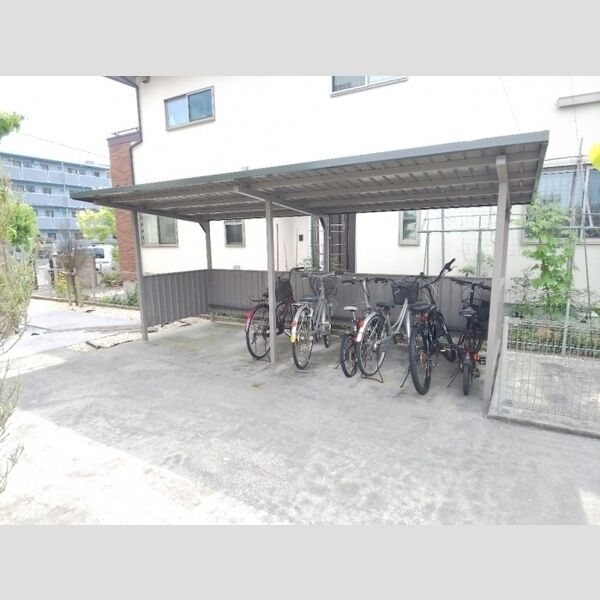 現地周辺 (駐輪場)