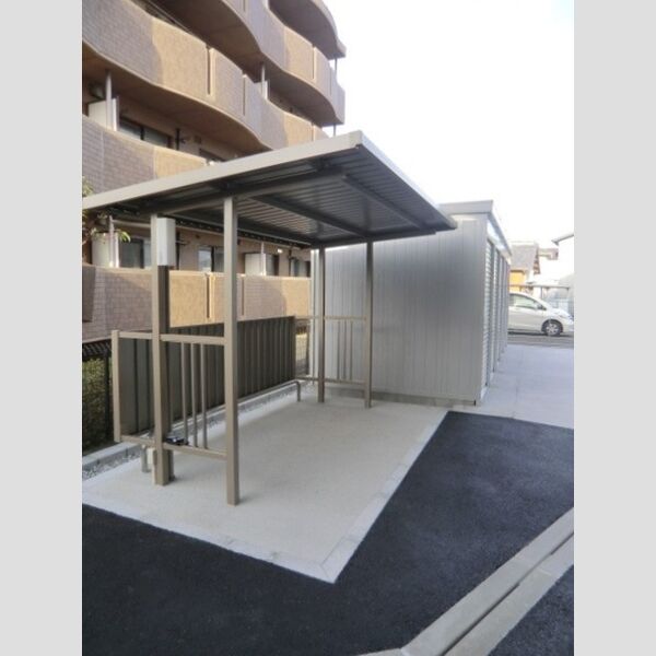 現地周辺 (駐輪場)