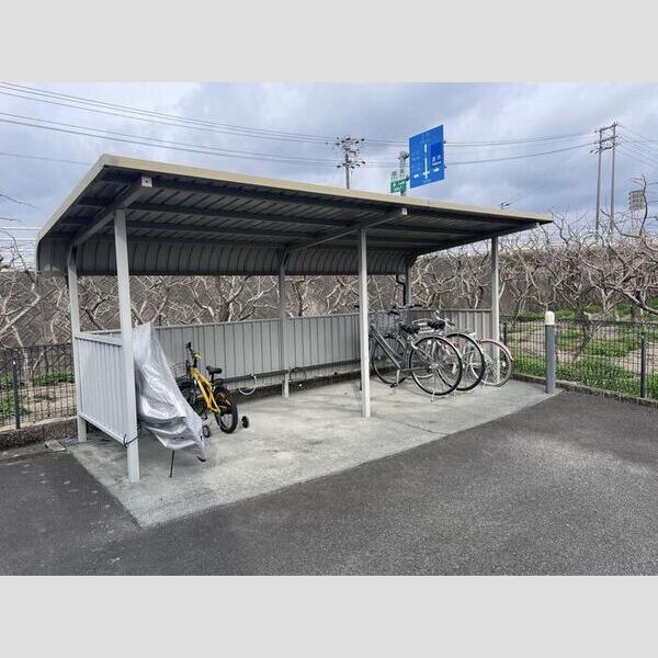 現地周辺 (駐輪場)
