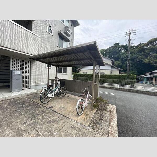 現地周辺 (駐輪場)