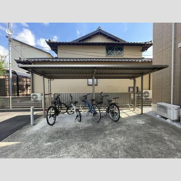 現地周辺 (駐輪場)