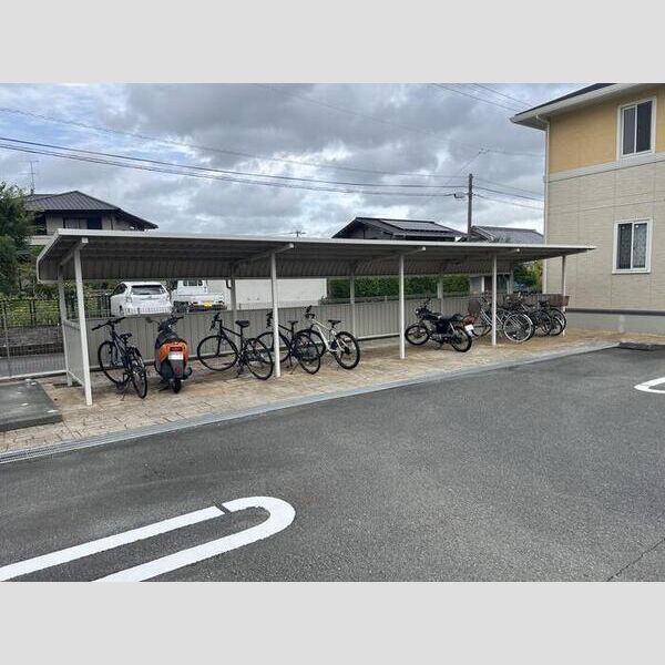 現地周辺 (駐輪場)