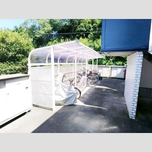 現地周辺 (駐輪場)