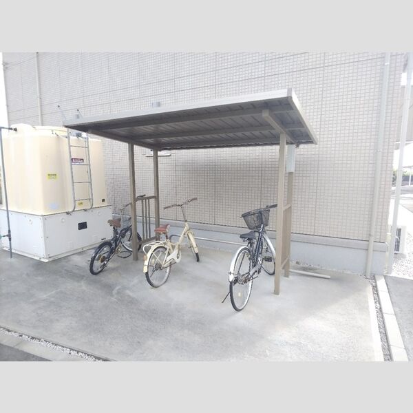 現地周辺 (駐輪場)