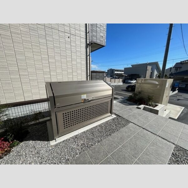 現地周辺 (ゴミボックス)