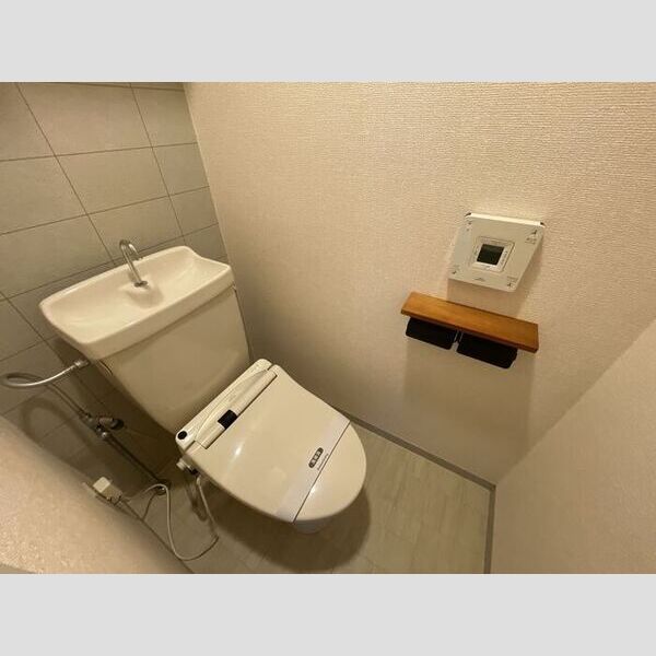 トイレ (温水洗浄暖房便座)