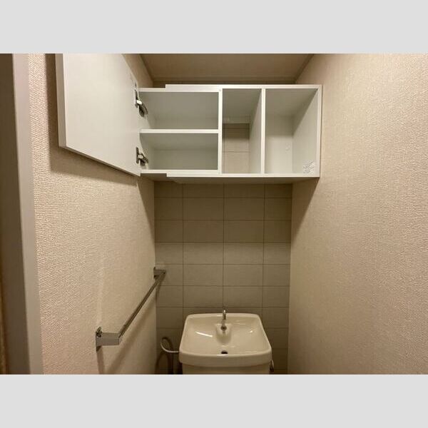 その他設備 (トイレ収納)
