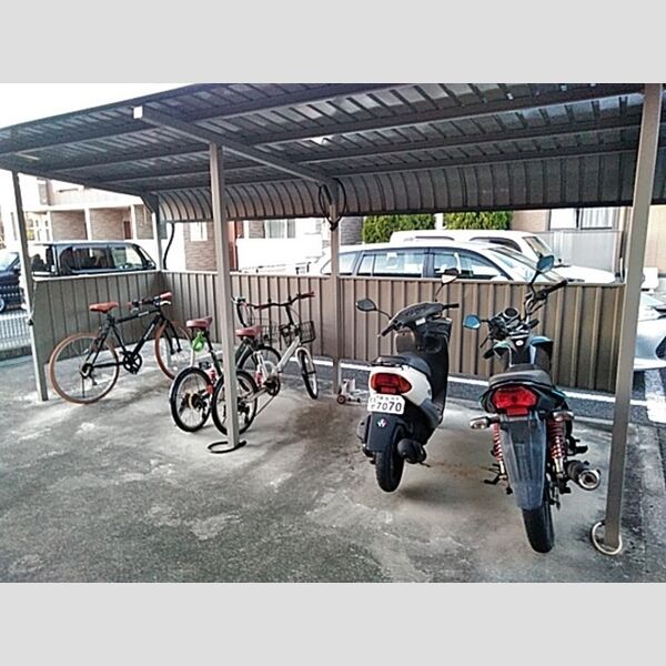 現地周辺 (駐輪場)